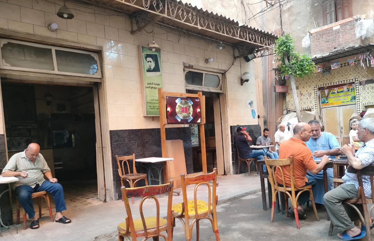 صورة سيد درويش علي مدخل مقهي