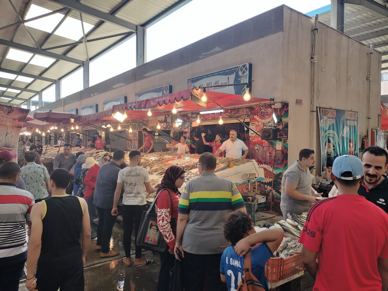 استمرار توافد أبناء بورسعيد والمحافظات الأخرى على سوق الأسماك  (3)