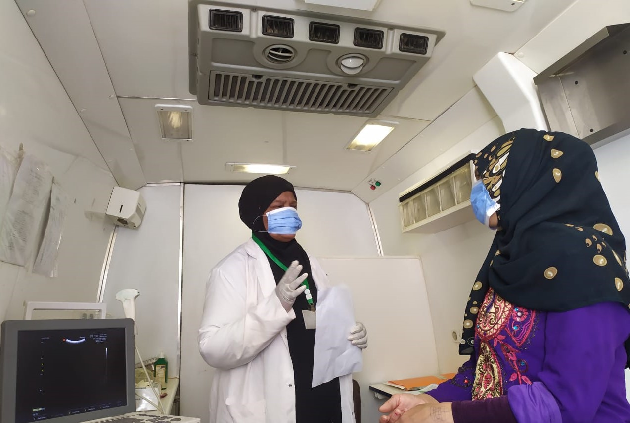 فحص مريضة بقافلة طبية بقرية حاجر بنى سليمان فحص مريضة بقافلة طبية بقرية حاجر بنى سليمان