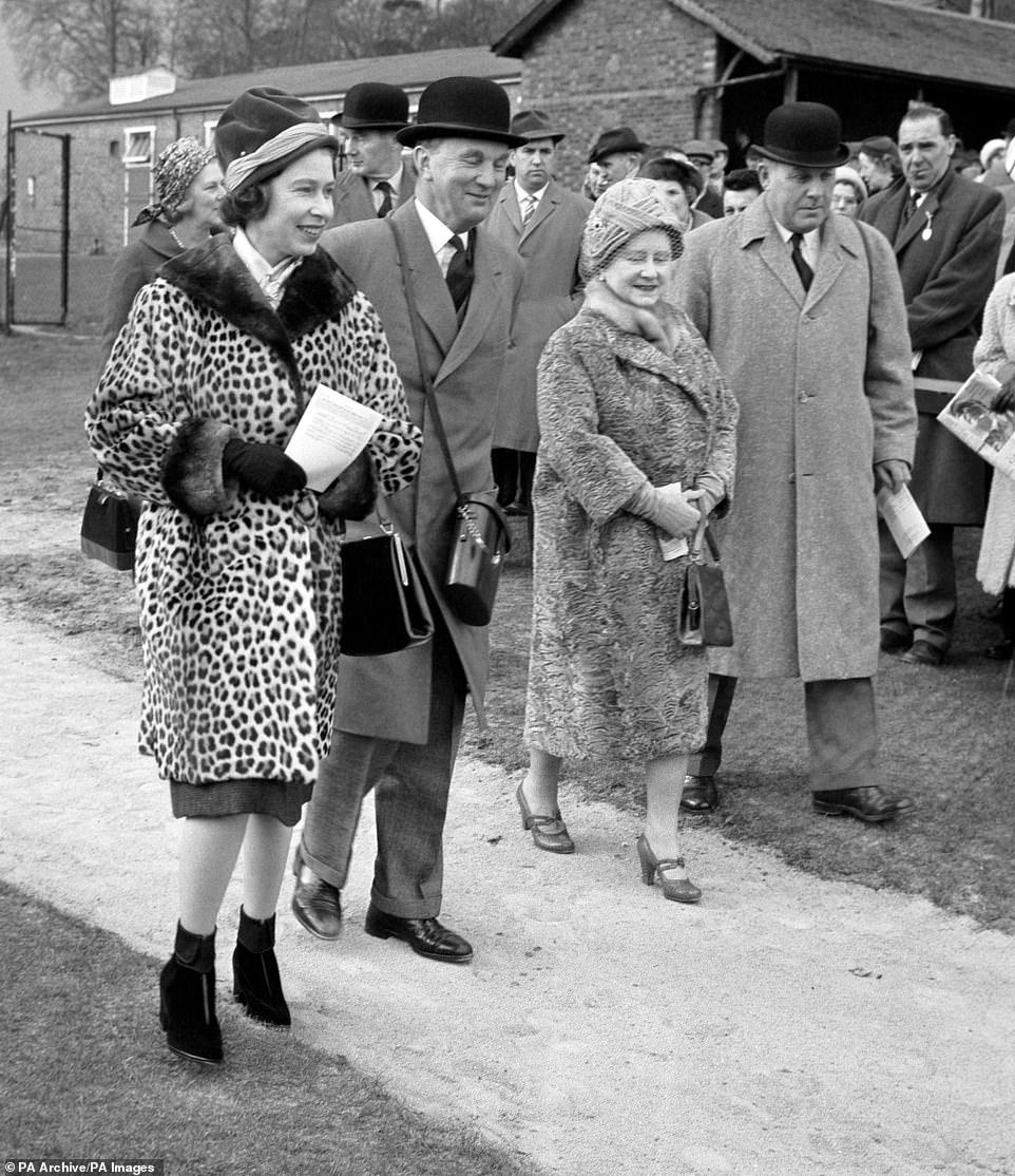 الملكة في معطف جلد النمر في اجتماع سباق سانداون بارك في 23 مارس 1962.