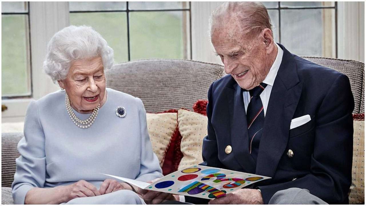 الملكة إليزابيث والأمير فيليب يقرأن مجلة