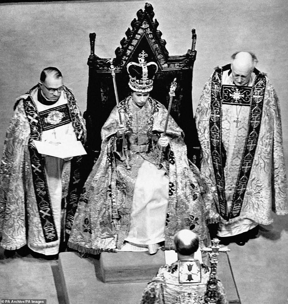 في 2 يونيو 1953 ، تم تصوير الملكة إليزابيث الثانية وهي ترتدي تاج سانت إدوارد وتحمل الصولجان والعصا بعد تتويجها في وستمنستر أبي. تم نقل التتويج عبر التلفزي