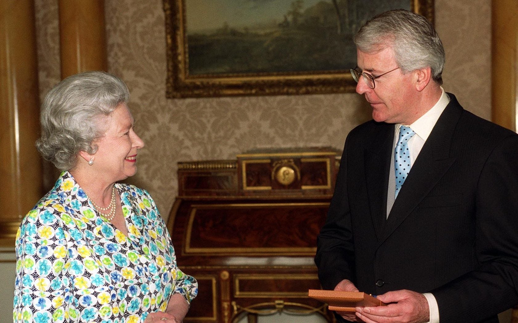 الملكة إليزابيث ورئيس الحكومة البريطانية السابق جون ميجور