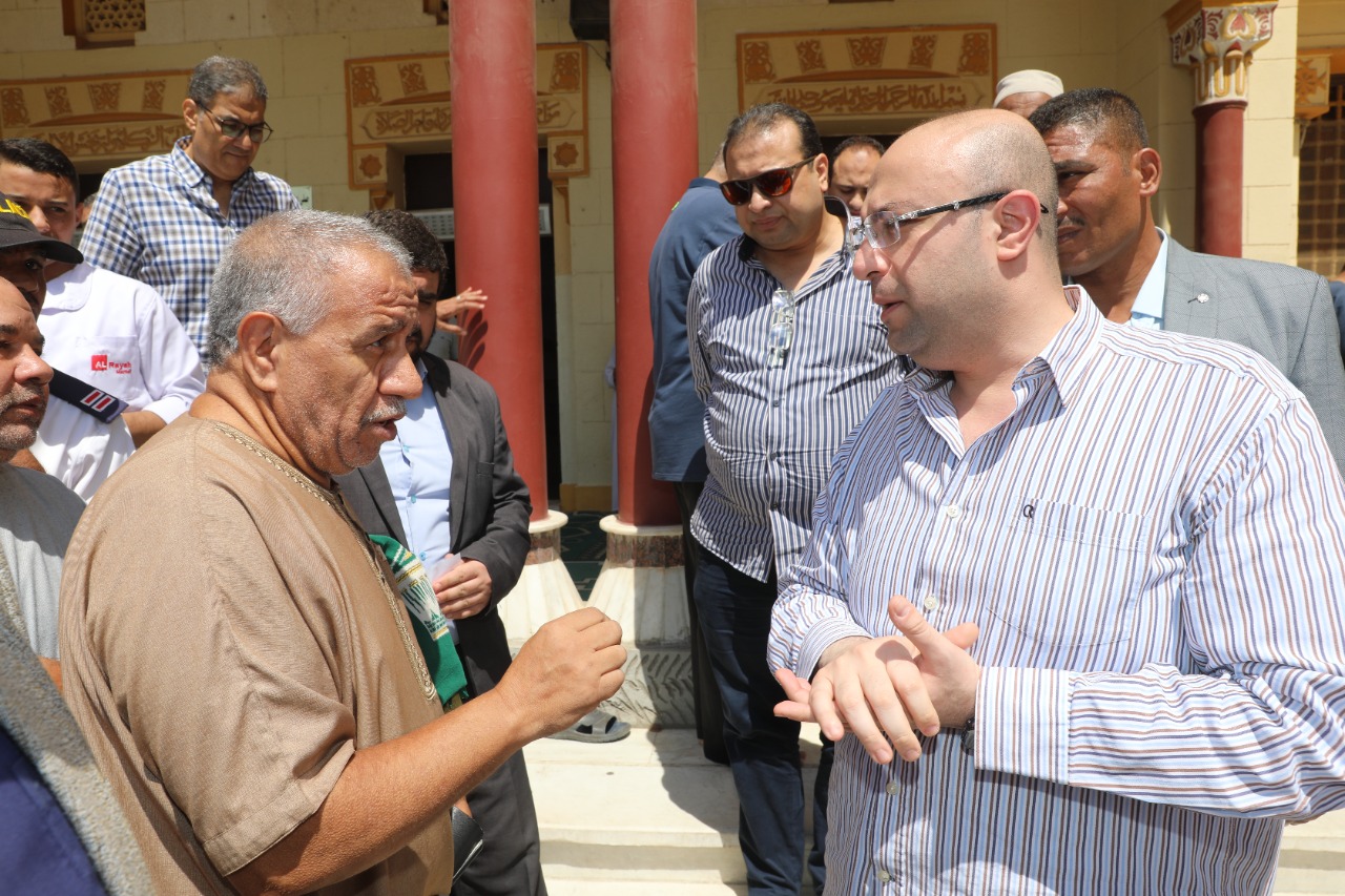 لقاء محافظ بني سويف بالمواطنين عقب صلاة الجمعة