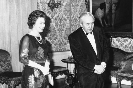 الملكة إليزابيث ورئيس الحكومة البريطانية السابق هارولد ويلسون