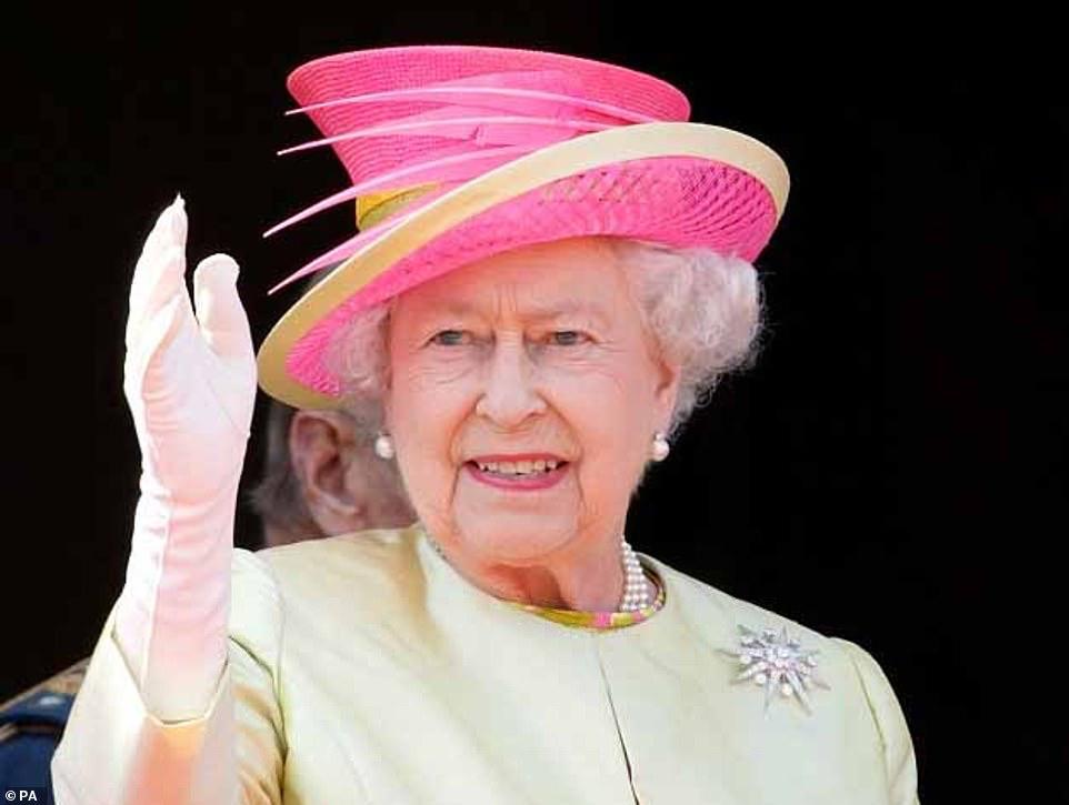 تلوح الملكة إليزابيث الثانية بعد مشاهدة تحليق لطائرة سبيتفاير وإعصار من شرفة قصر باكنجهام للاحتفال بالذكرى السنوية الخامسة والسبعين لمعركة بريطانيا في 10
