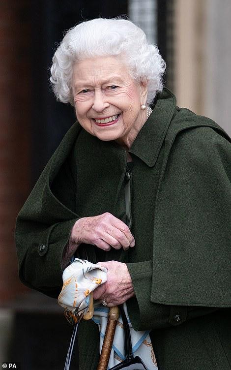 احتفلت الملكة بيوبيلها البلاتيني في بداية فبراير ، حيث قطعت كعكة مصنوعة على شرفها ، إلى اليسار ، وأصدرت بيانًا أعلنت فيه تتويج كاميلا ملكة الملكة عندما ي