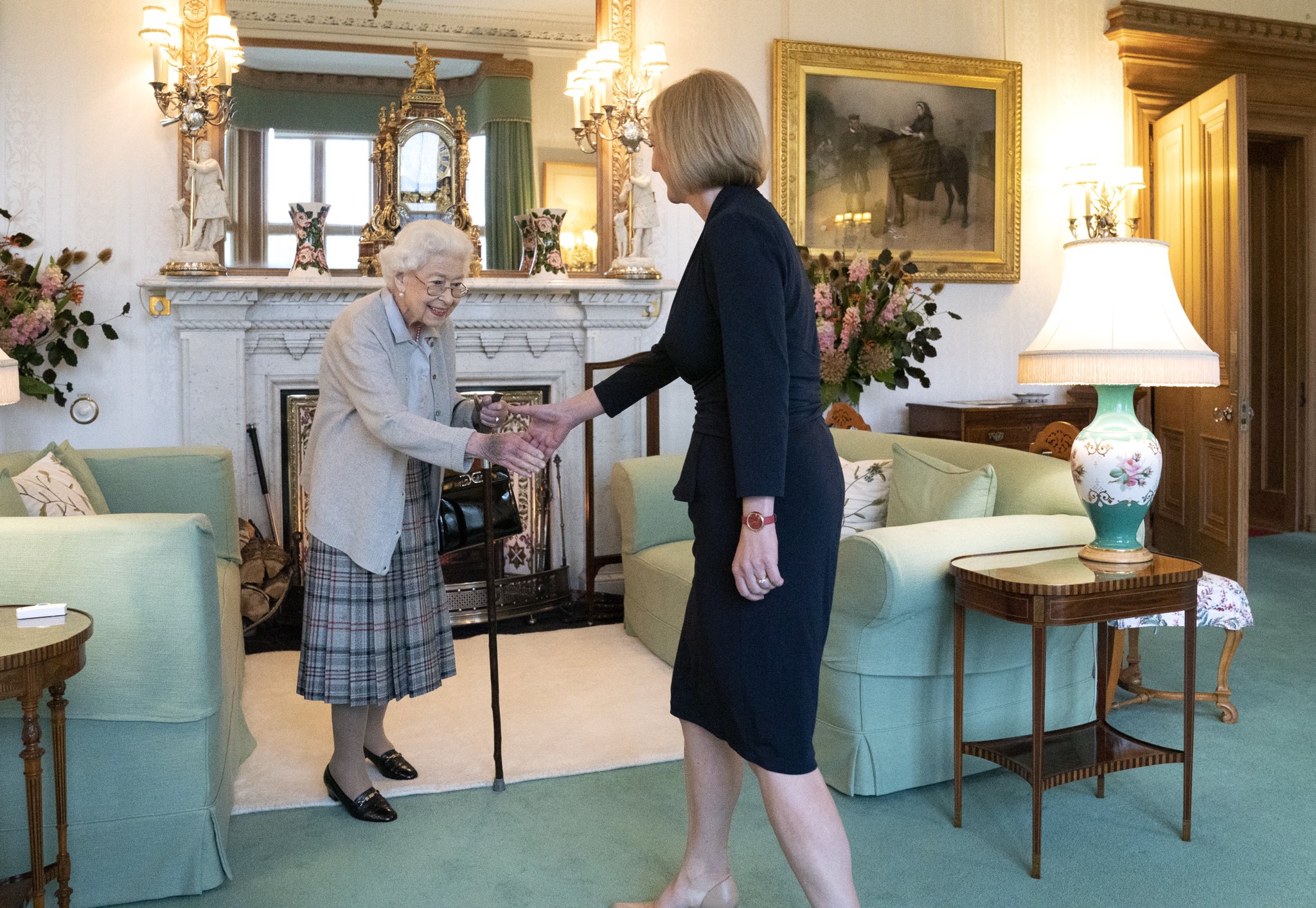 الملكة إليزابيث ورئيسة الحكومة البريطانية السابقة ليز تراس