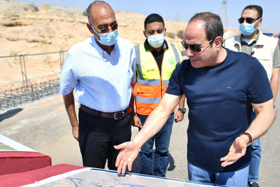 الرئيس السيسى يتفقد الأعمال الإنشائية لتطوير الطرق والمحاور بالقاهرة الكبرى (2)