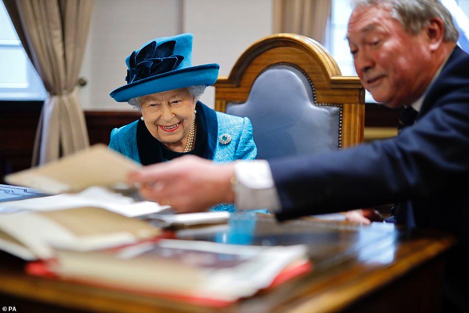 عرضت على الملكة الوثائق خلال زيارة لجمعية الطوابع الملكية في لندن في 26 نوفمبر 2019