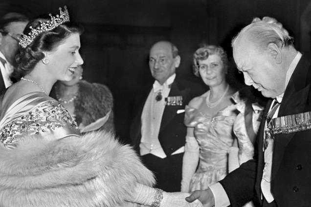الملكة إليزابيث ورئيس الحكومة البريطانية السابق وينستون تشرشل
