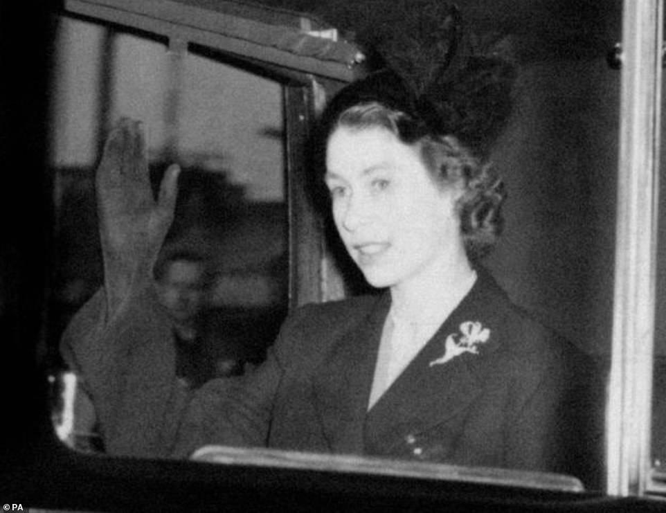 تصوير الملكة بزي أسود أثناء عودتها إلى كلارنس هاوس في لندن. كانت إليزابيث الثانية ملكًا لمدة يوم واحد فقط بعد وفاة والدها الملك جورج السادس