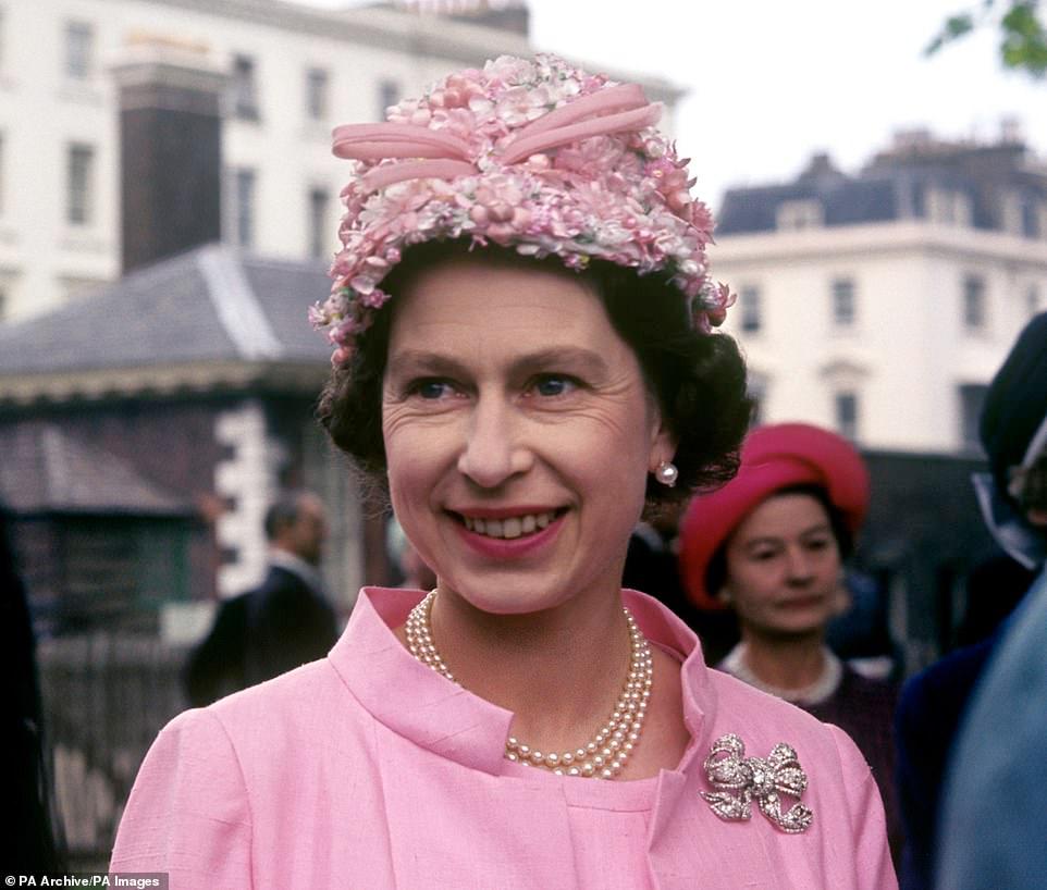 الملكة ، التي كانت ترتدي الزي العسكري ، في حفلة الحديقة في ساحة المستشفى الملكي في تشيلسي بلندن في 1 يونيو 1967 ، للاحتفال بالذكرى الخمسين للمرأة في الخد