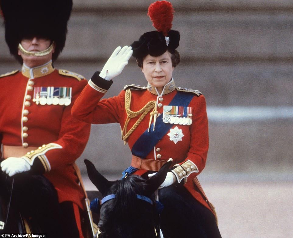 الملكة تتولى التحية لأفواج الحرس المنزلي خلال احتفال قوات اللون في لندن في 15 يونيو 1985