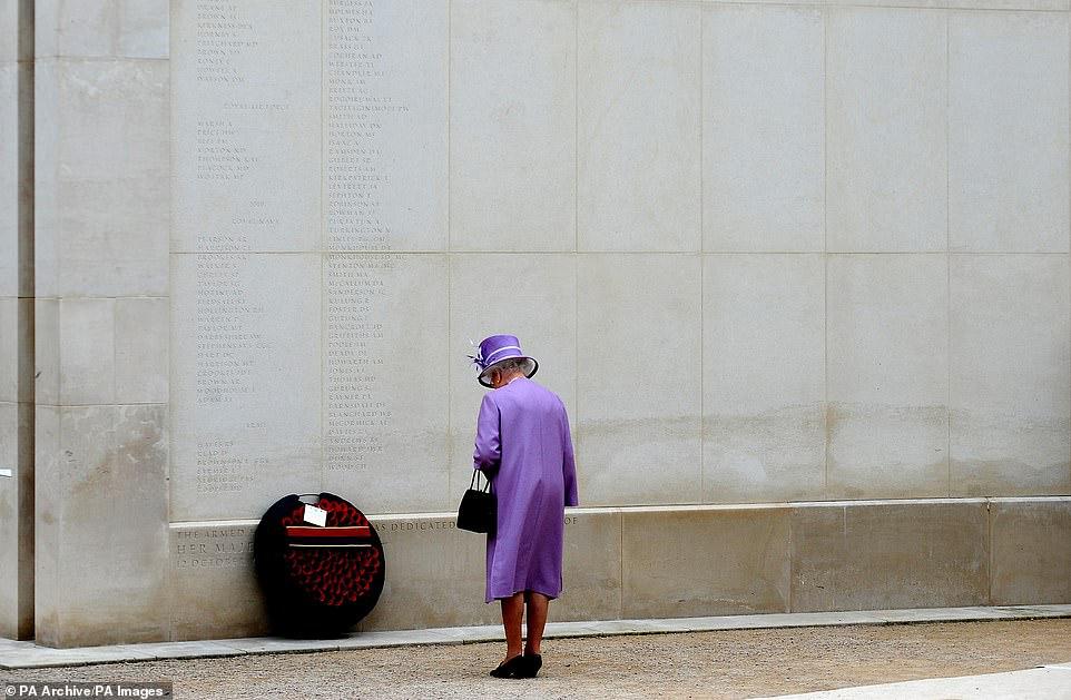 تم تصوير الملكة إليزابيث الثانية في 20 يوليو 2011 ، خلال زيارة لمشتل النصب التذكاري الوطني ، ستافوردشاير ، حيث وضعت إكليلًا من الزهور بجوار جدار النصب الت
