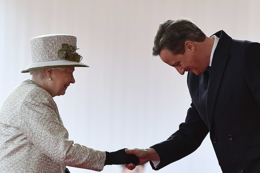 الملكة إليزابيث ورئيس الحكومة البريطانية السابق ديفيد كاميرون