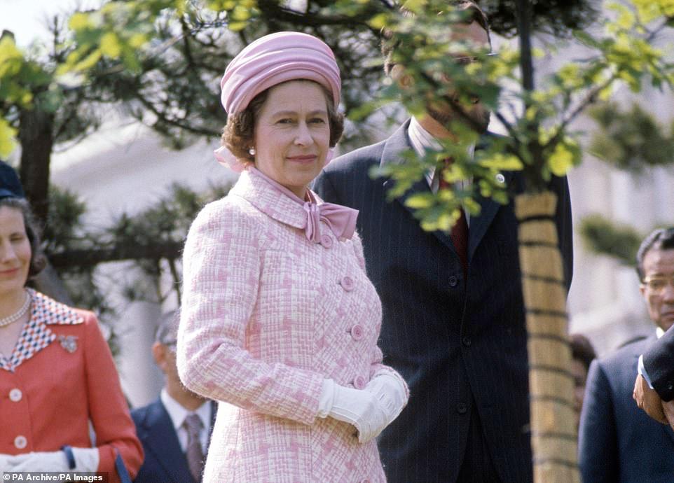 5 مايو 1975 ، تقف الملكة بالقرب من شجيرة من خشب البلوط ، زرعتها في حديقة دار الضيافة الحكومية في طوكيو ، بعد أن تم نقلها إلى اليابان من قلعة وندسور. غرس ا