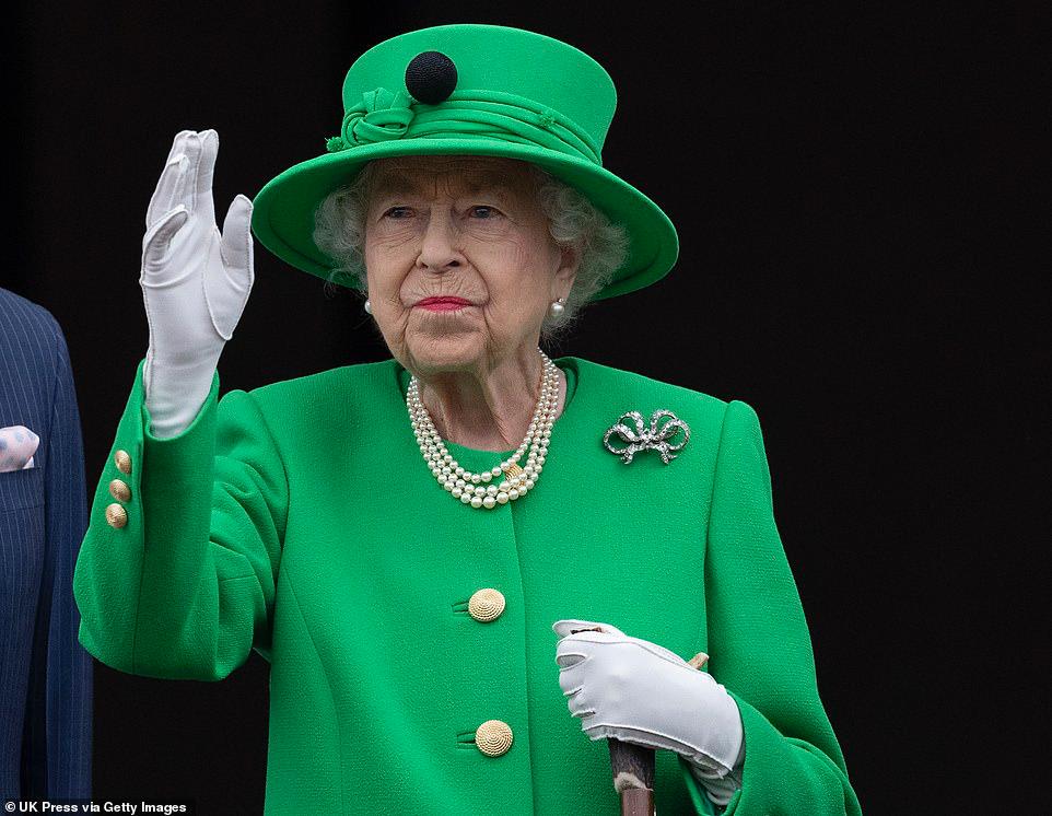 جلالة الملكة تقف على شرفة قصر باكنغهام في اليوم الأخير من احتفالاتها باليوبيل البلاتيني في أوائل يونيو