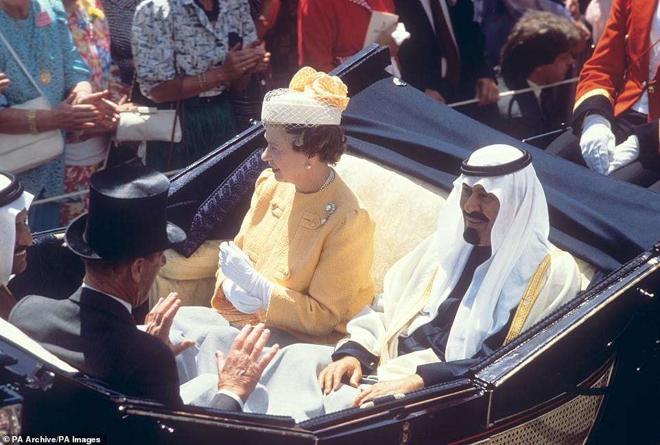 الملكة مع ولي عهد المملكة العربية السعودية في موكب النقل التقليدي على طول المسار في رويال أسكوت في 16 يونيو 1988