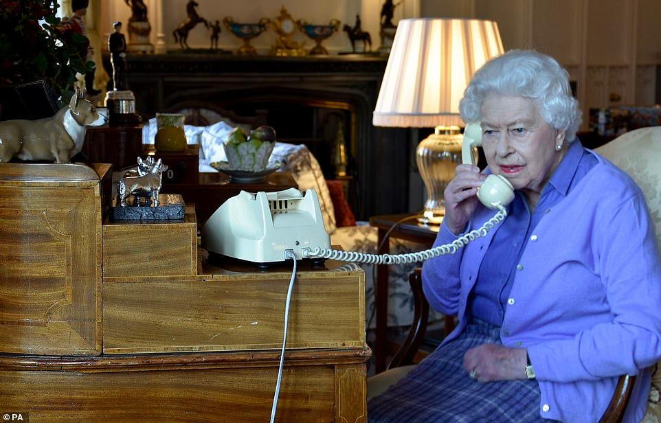 الملكة تتحدث إلى رئيس الوزراء بوريس جونسون من قلعة وندسور خلال أزمة كوفيد في 25 مارس 2020