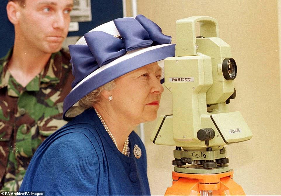 الملكة  العقيد العام في فيلق المهندسين الملكيين  تبحث من خلال Theodolite أثناء زيارتها لمجموعة مهندسي المسح 42 في ثكنات دينيسون في هيرميتاج في 26 يونيو