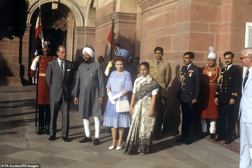لملكة إليزابيث الثانية ودوق إدنبرة يزوران الرئيس الهندي زيل سينغ في قصره في نيودلهي في 17 نوفمبر 1983.