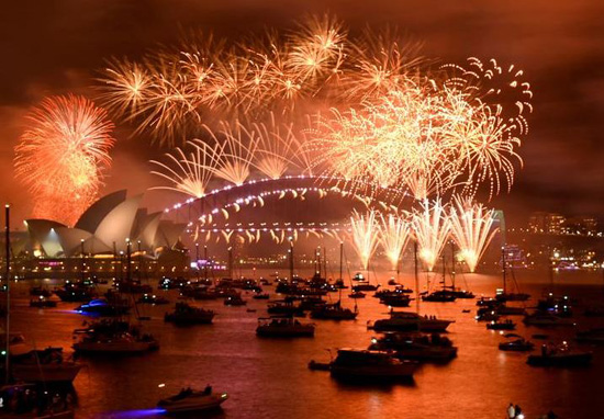 الألعاب النارية تنفجر فوق ميناء سيدني خلال احتفالات ليلة رأس السنة في سيدني ، أستراليا. تصوير جيمي جوي - رويترز (2)