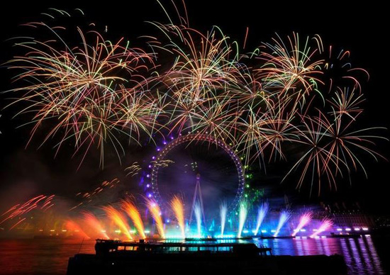 الألعاب النارية تنفجر فوق عجلة فيريس London Eye حيث يرحب البريطانيون في جميع أنحاء البلاد بالعام الجديد ، في لندن ، بريطانيا. تصوير ماجا سميجكوسكا - رويترز