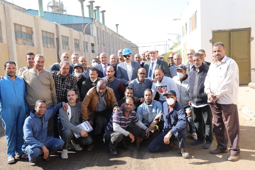 محافظ أسوان مع العاملين بالمصنع