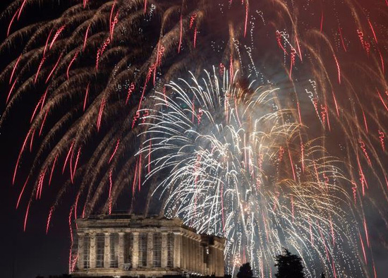 الألعاب النارية تنفجر فوق معبد البارثينون القديم على قمة تل الأكروبوليس خلال احتفالات رأس السنة الجديدة ، في أثينا ، اليوناk