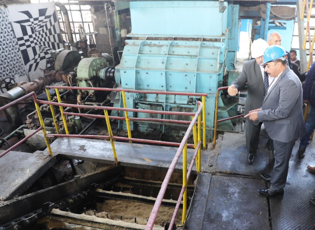 محافظ أسوان داخل المصنع محافظ أسوان داخل المصنع