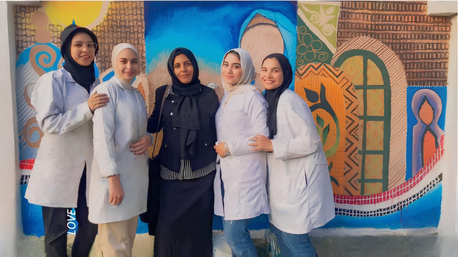 مريم غانم مع زميلاتها واستاذتها الدكتتورة داليا