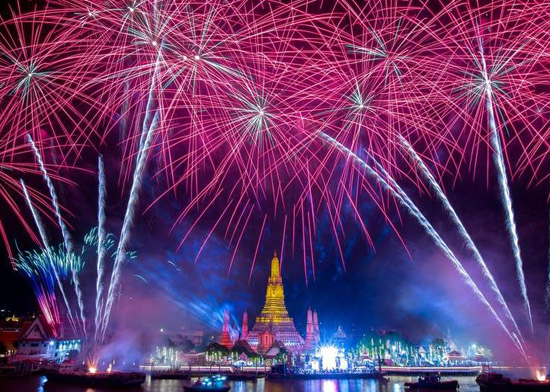 الألعاب النارية تنفجر فوق وات آرون في معبد الفجر خلال احتفالات رأس السنة الجديدة ، في بانكوك ، تايلاند. تصوير أثيت بيراونجميثا - رويترز
