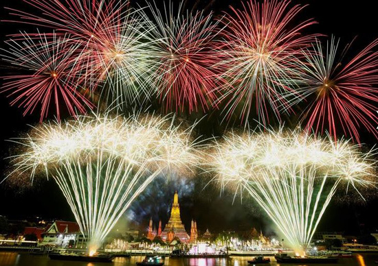الألعاب النارية تنفجر فوق نهر تشاو فرايا خلال احتفالات رأس السنة الجديدة ، في بانكوك ، تايلاند. تصوير أثيت بيراونجميثا - رويترز