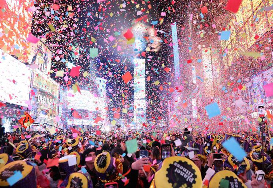 تتطاير قصاصات الورق حول ساعة العد التنازلي خلال أول حدث عام جديد في العام الجديد منذ جائحة فيروس كورونا ، في تايمز سكوير ، في مانهاتن ، نيويورك ، 1 يناير 2023. رويترز  أندرو كيلي