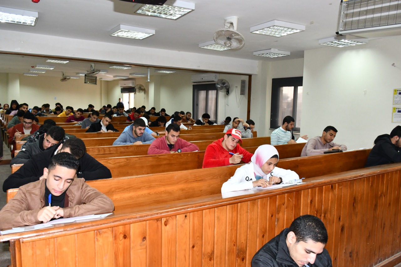 انتظام سير الامتحانات النظرية لنهاية الفصل الدراسى الأول بجامعة قناة السويس (7)