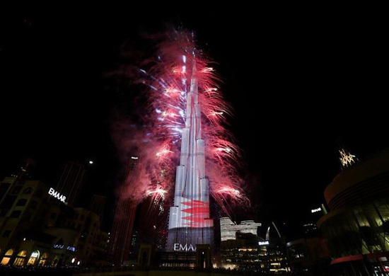 الألعاب النارية تنفجر من برج خليفة ، أعلى مبنى في العالم ، خلال احتفالات ليلة رأس السنة في دبي ، الإمارات العربية المتحدة. تصوير ساتيش كومار - رويترز (2)