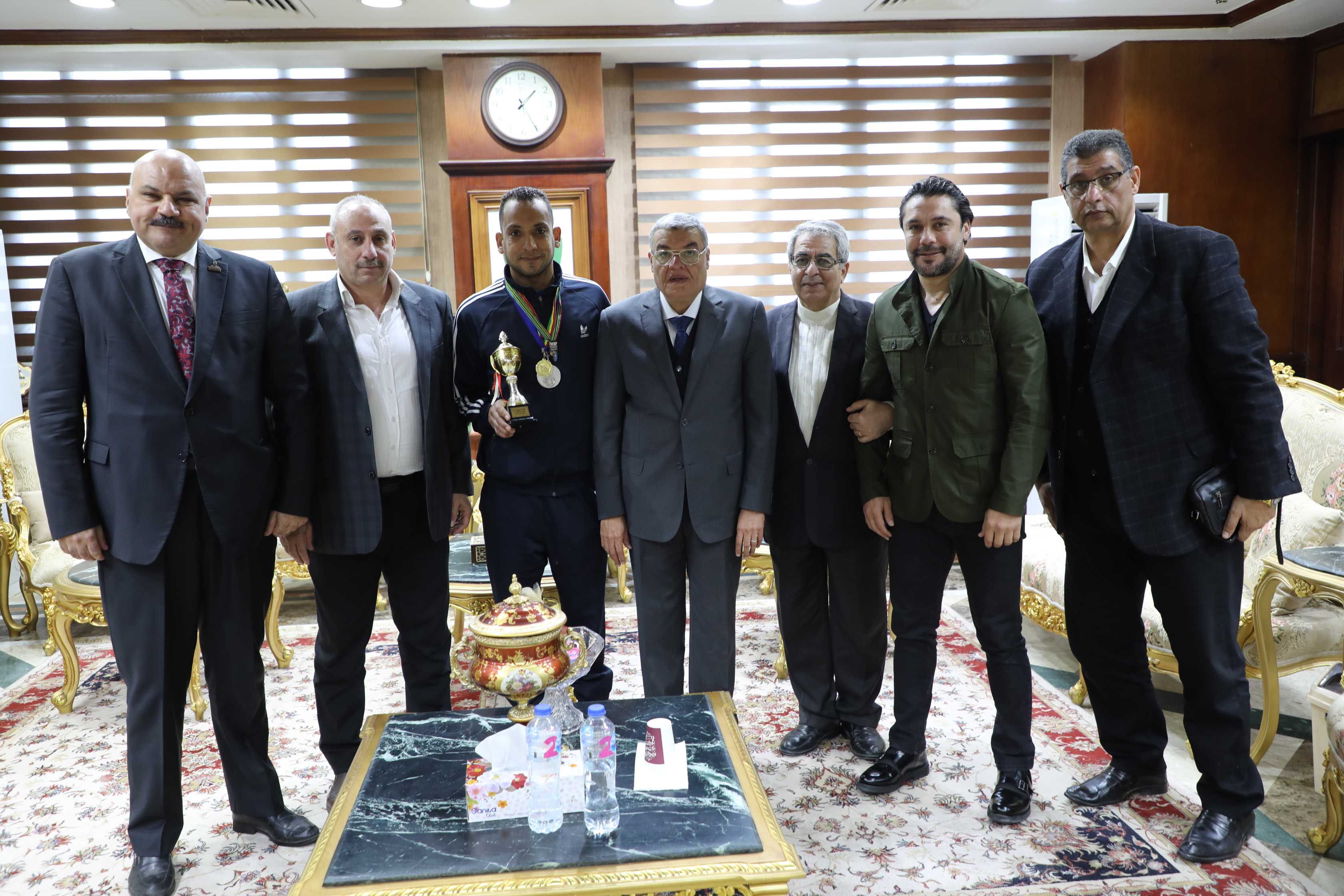 محافظ المنيا يكرم اللاعب محمد أنور لإنجازاته الرياضية والمشاركة في بطولتى عالم (4)