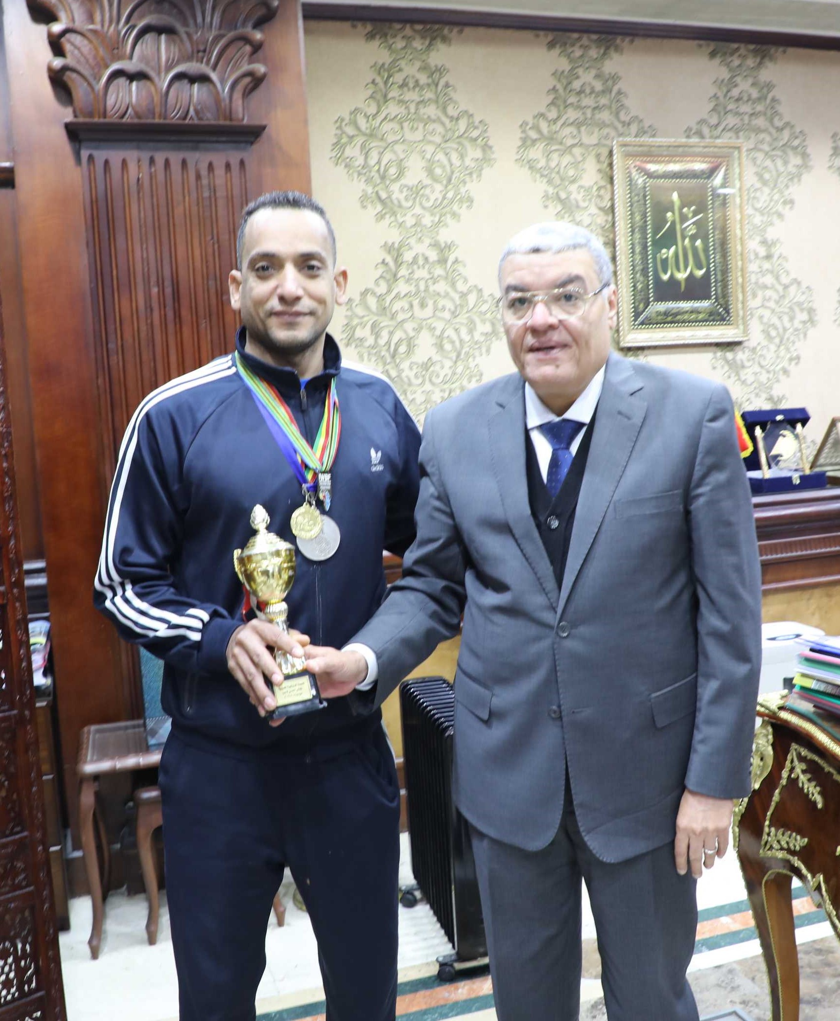 محافظ المنيا يكرم اللاعب محمد أنور لإنجازاته الرياضية والمشاركة في بطولتى عالم (1)