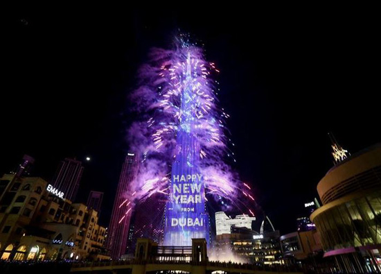 الألعاب النارية تنفجر من برج خليفة ، أعلى مبنى في العالم ، خلال احتفالات ليلة رأس السنة في دبي ، الإمارات العربية المتحدة. تصوير ساتيش كومار - رويترز
