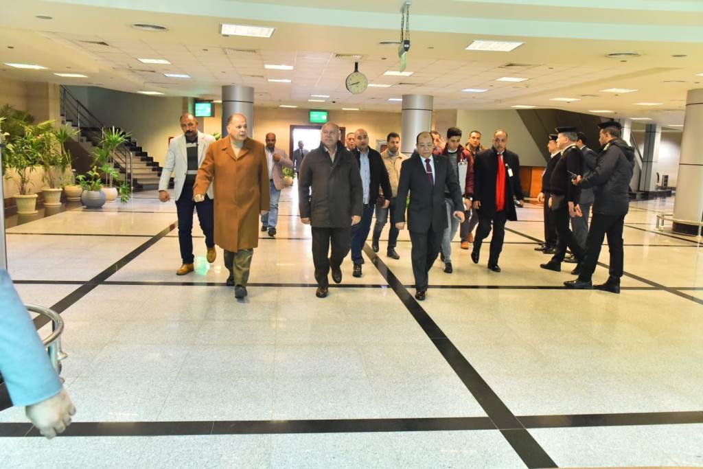 استقبال وزير النقل بمطار أسيوط الدولي (3)