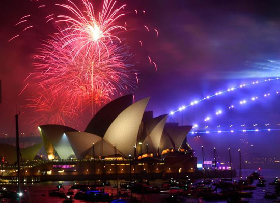 انفجار الألعاب النارية المبكرة فوق دار أوبرا سيدني خلال احتفالات ليلة رأس السنة الجديدة ، في سيدني ، أستراليا. تصوير جيمي جوي - رويترز