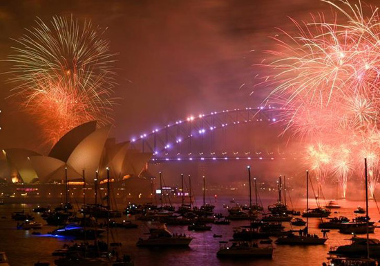 الألعاب النارية تنفجر فوق ميناء سيدني خلال احتفالات ليلة رأس السنة في سيدني ، أستراليا. تصوير جيمي جوي - رويترز
