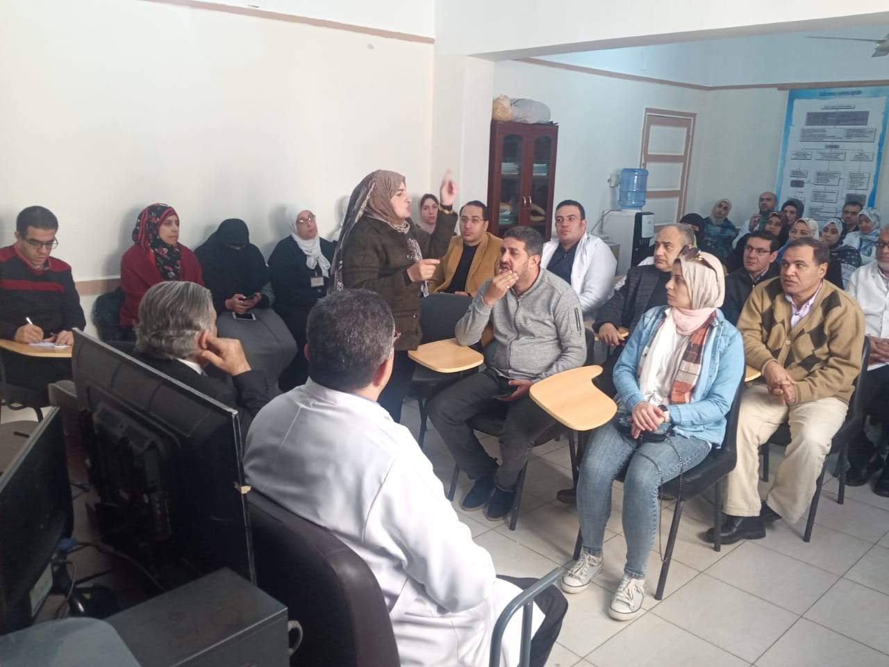 اجتماع وكيل الوزارة بالفرق الطبيه داخل المستشفي