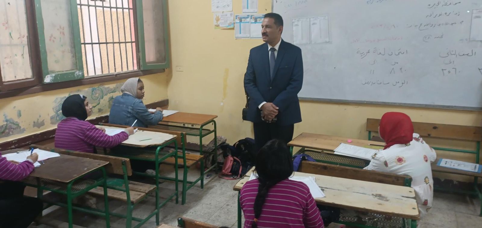 يقوم نائب رئيس وزارة التربية والتعليم بفحص اتجاه الامتحانات في المدارس