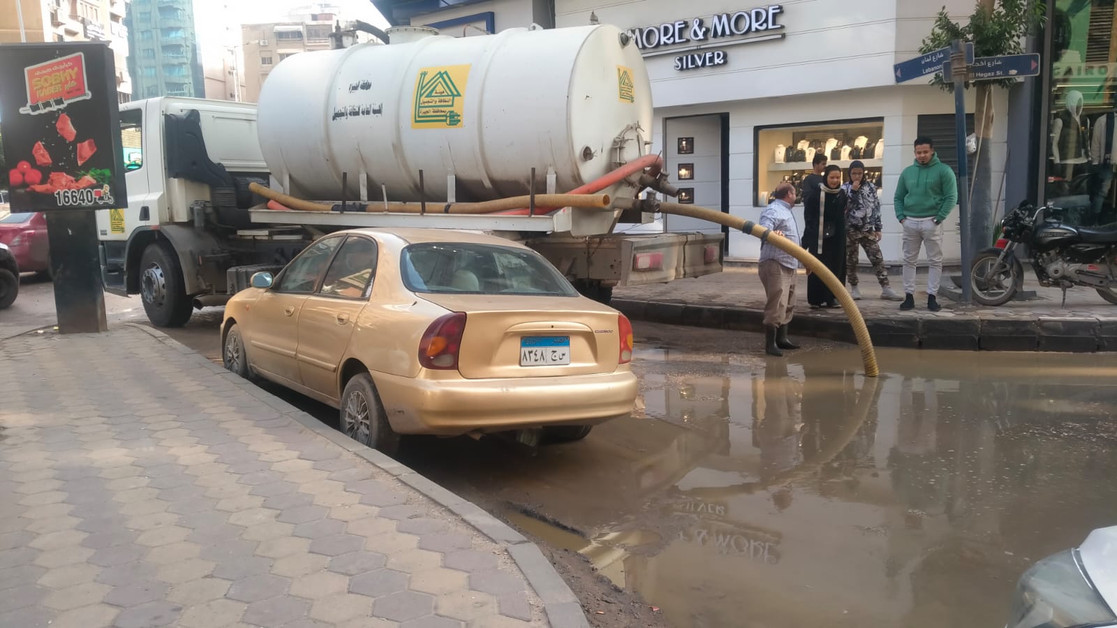 رفع تجمعات المياه من شوارع الدقي والعجوزة