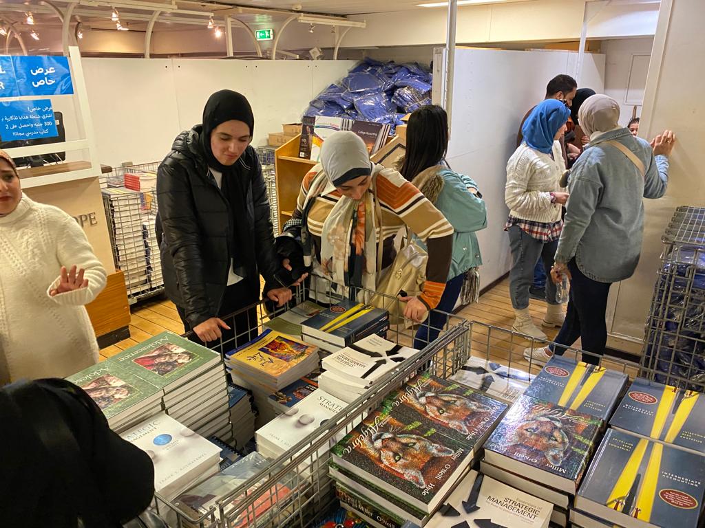 توافد الزائرين لميناء بورسعيد السياحى لزيارة أكبر مكتبة عائمة فى العالم