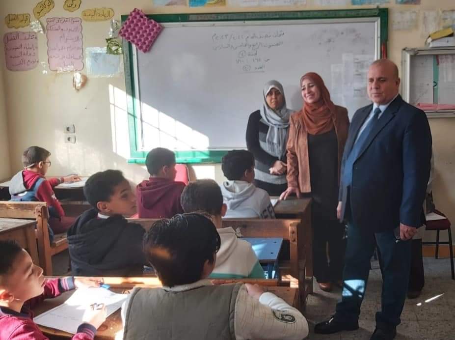 وكيل تعليم دميـاط يتابع امتحانات النقل في مدارس كفر سعد (2)