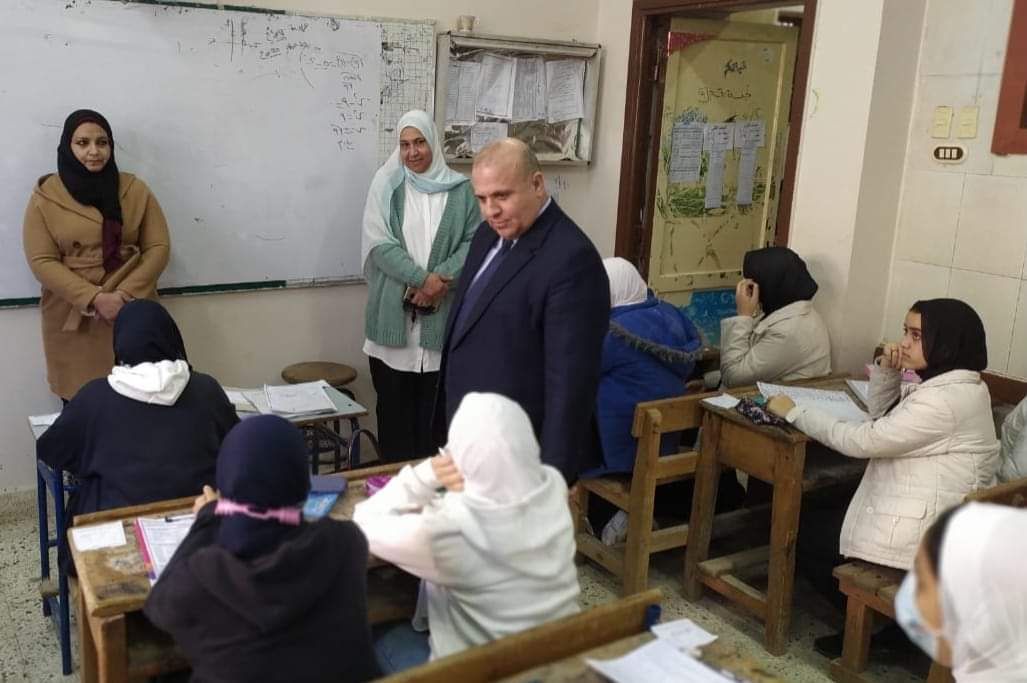 وكيل تعليم دميـاط يتابع امتحانات النقل في مدارس كفر سعد (1)