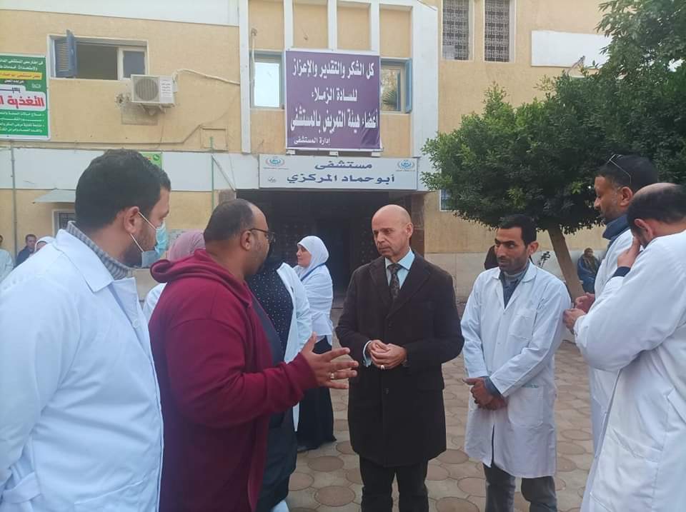 وكيل صحة الشرقية يزور طبيب أبو حماد (2)